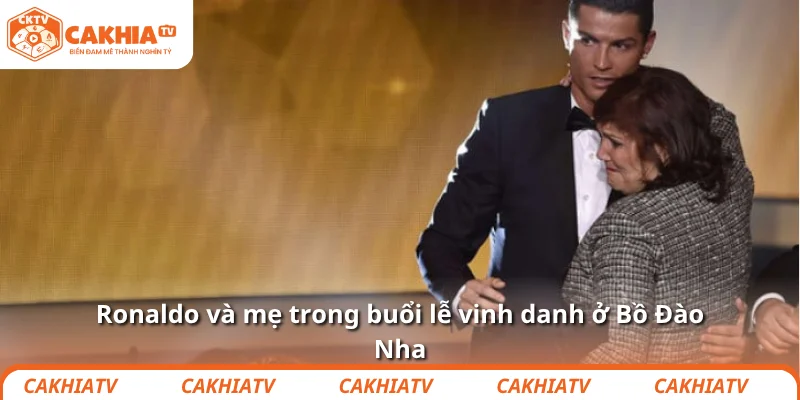 Gia đình khuyên Ronaldo giải nghệ, nhưng anh bảo: “Để sau!” 2 Ronaldo và mẹ trong buổi lễ vinh danh ở Bồ Đào Nha